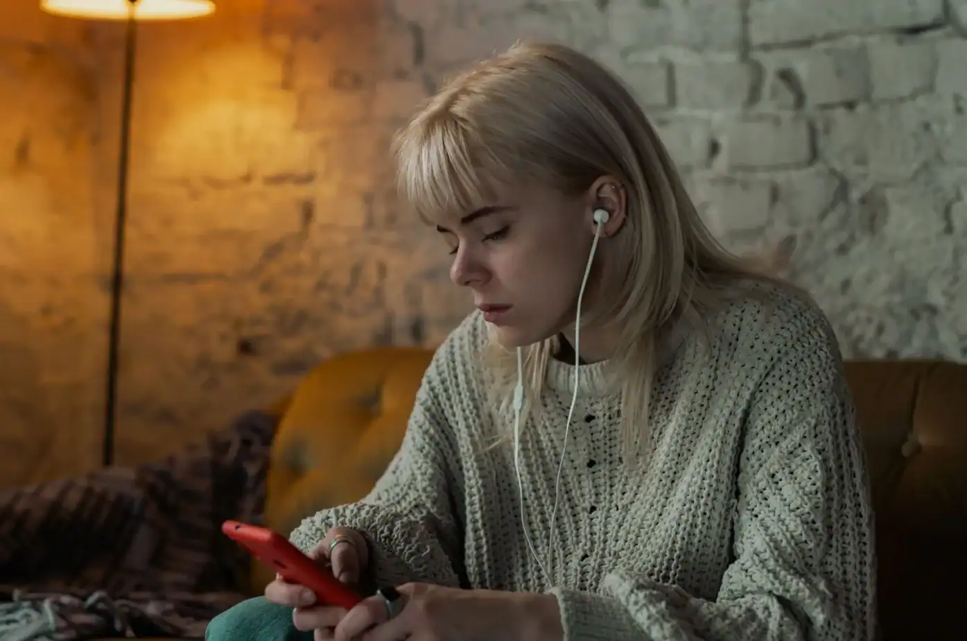 trauriges Maedchen hoert Musik