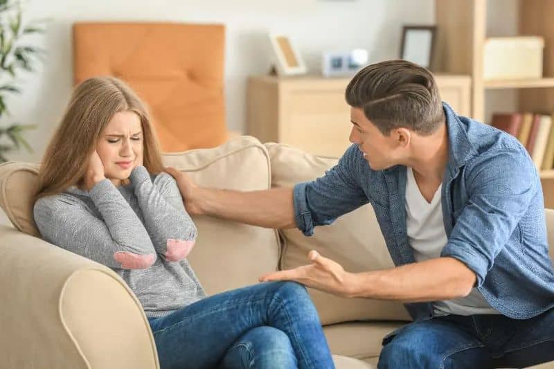 Ein junges Paar streitet im Haus