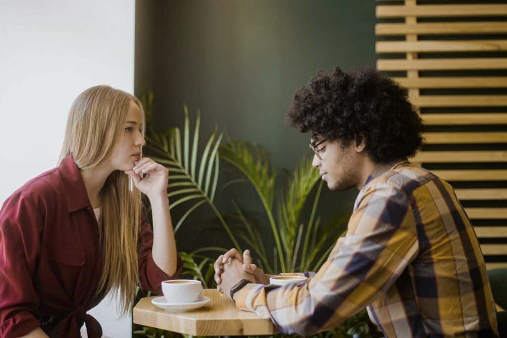 Mann und Frau unterhalten sich beim Kaffee