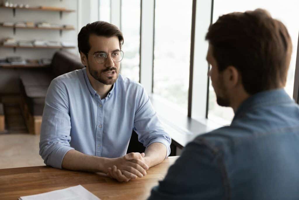 Zwei Freunde sitzen am Tisch
