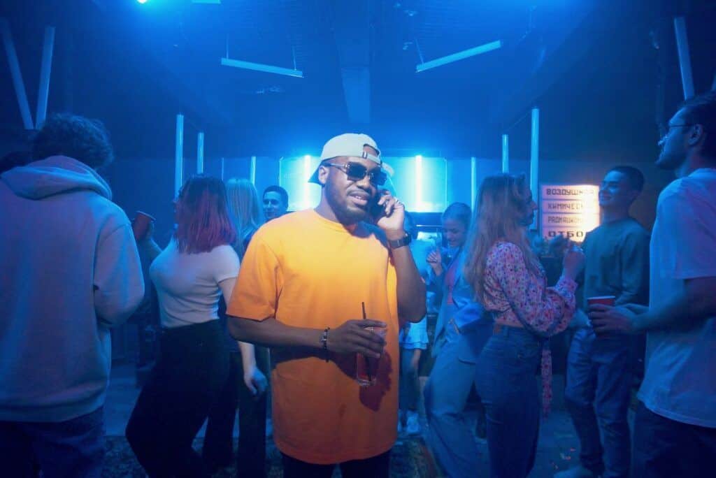 Ein Mann telefoniert in einem Club