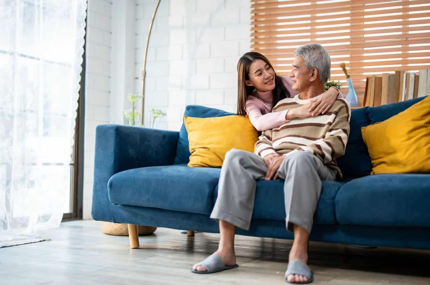 aelterer mann und seine freundin