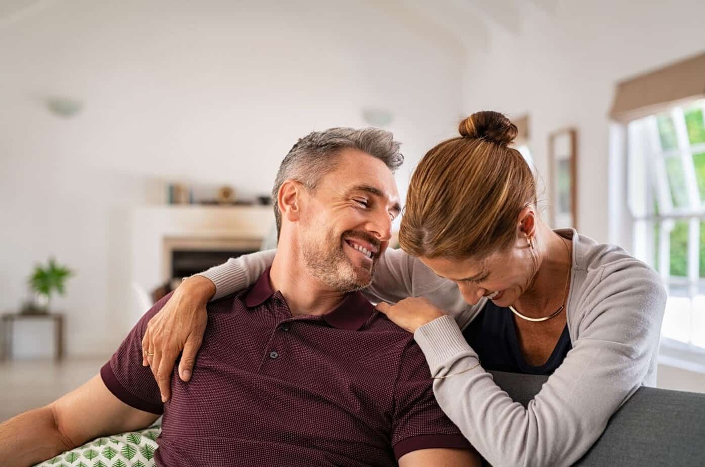 frau und mann lachen