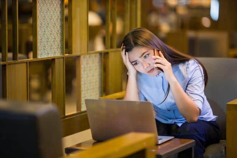 ein Mädchen, das um Mitternacht einen Arbeitskollegen anruft