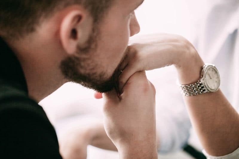 Ein Mann mit Bart küsst die Hand eines Mädchens