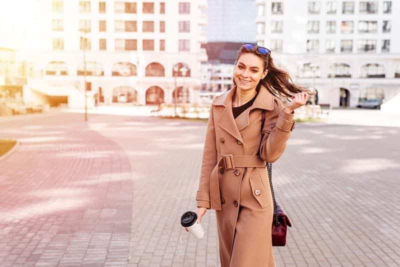 glückliche Frau, die auf der Straße aufwirft