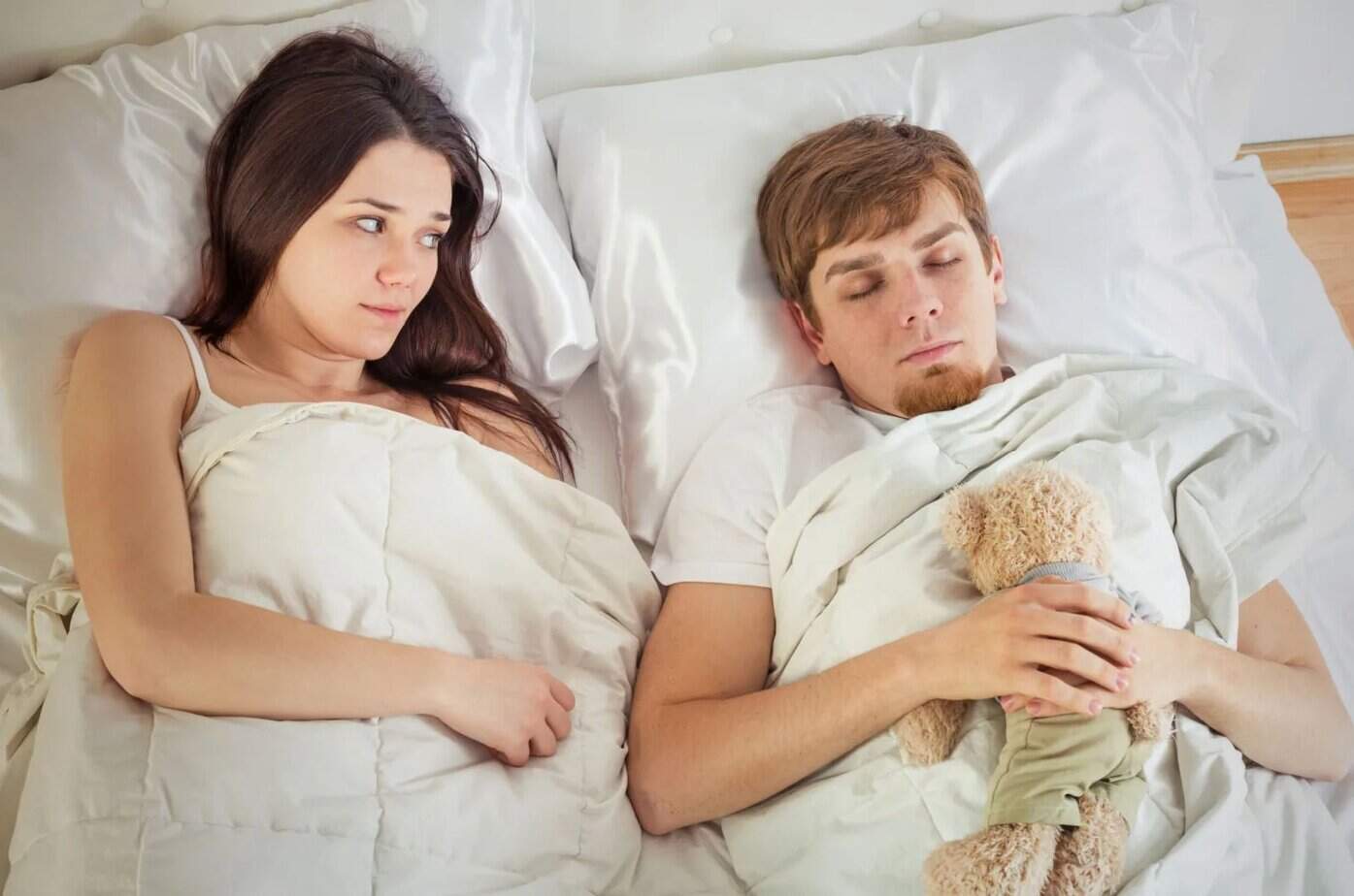 3 alarmerende tegn på at du ikke er noe mer enn fosterkjæresten hans kindischer Mann und Frau, die zusammen liegen