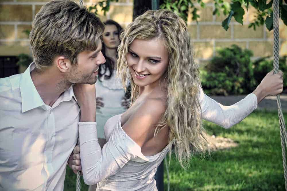 5 tankespill menn spiller med kvinner før et brudd (og hvordan du takler dem) ein glückliches Paar, das eine Frau beobachtet