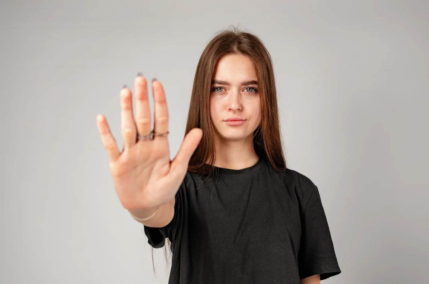 Frau setzt Grenzen auf