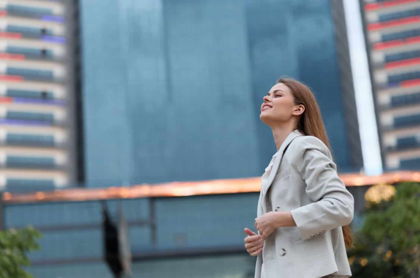 selbstbewusste junge frau