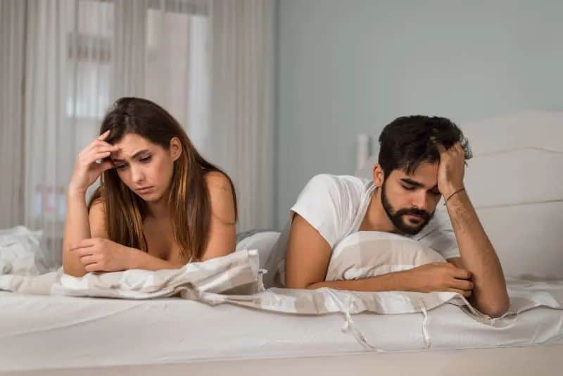 7 smertefulle tegn på at han ikke vil at du skal være kjæresten hans ein Paar, das Beziehungsprobleme hat(1)