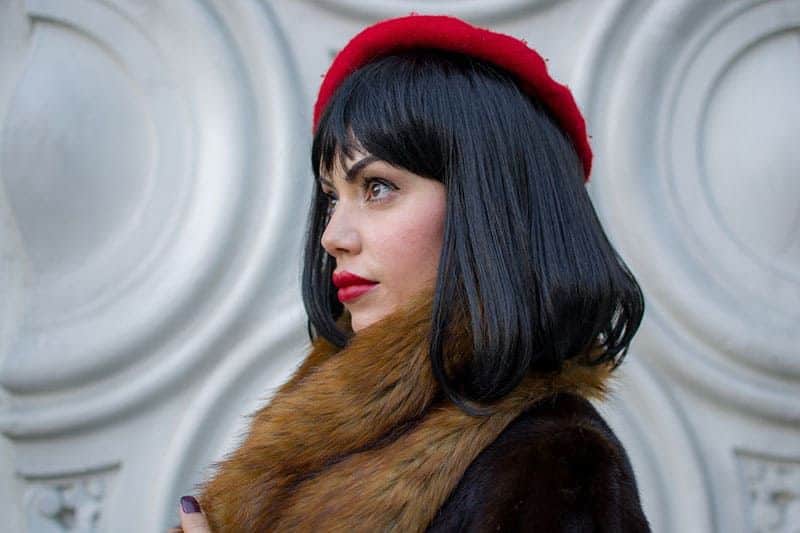 hübsche Frau mit rotem Hut