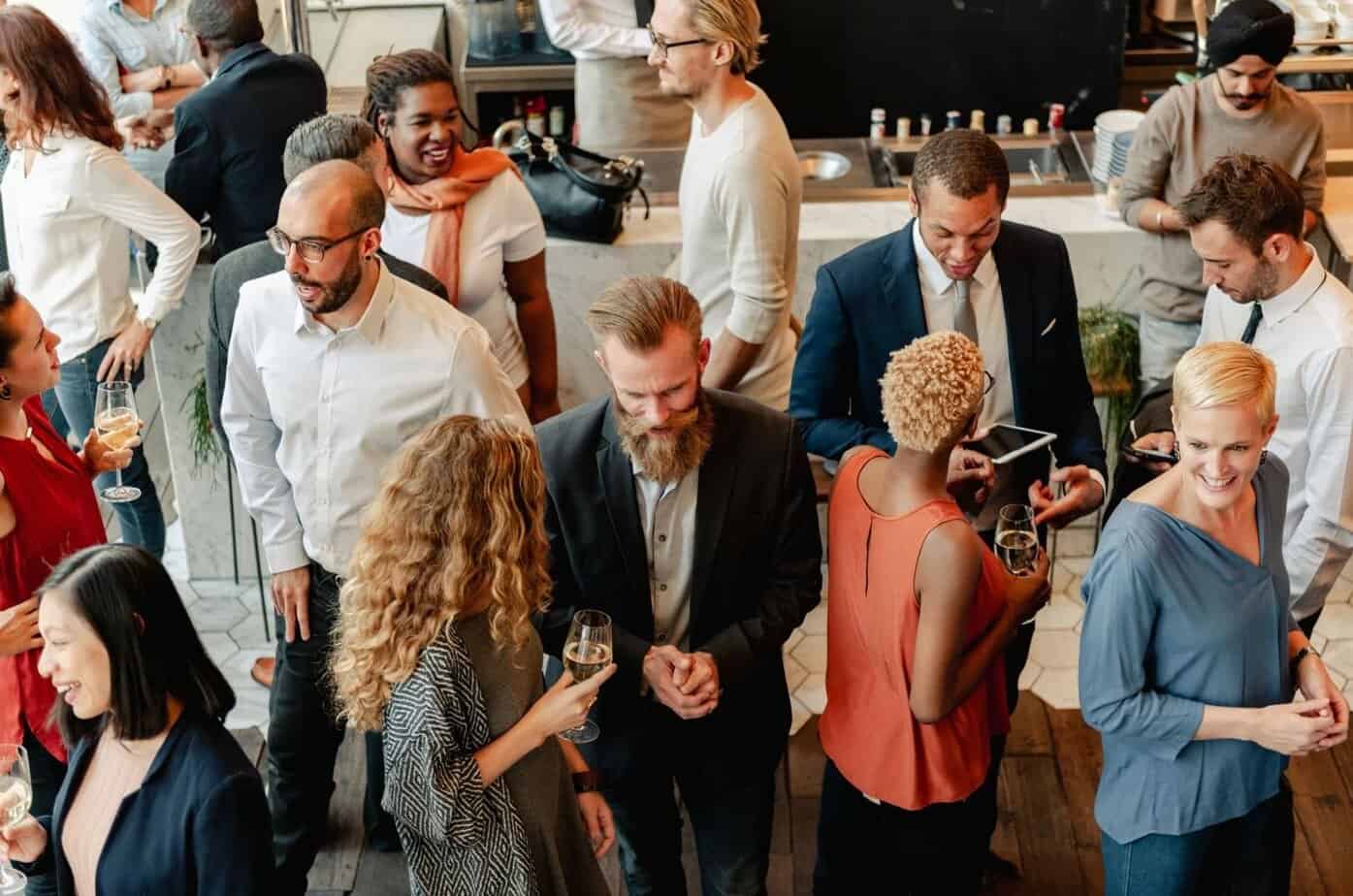 Aldersforskjell i kjærlighet: klisjeer, fordommer og sannheten bak dem Leute auf einer Party