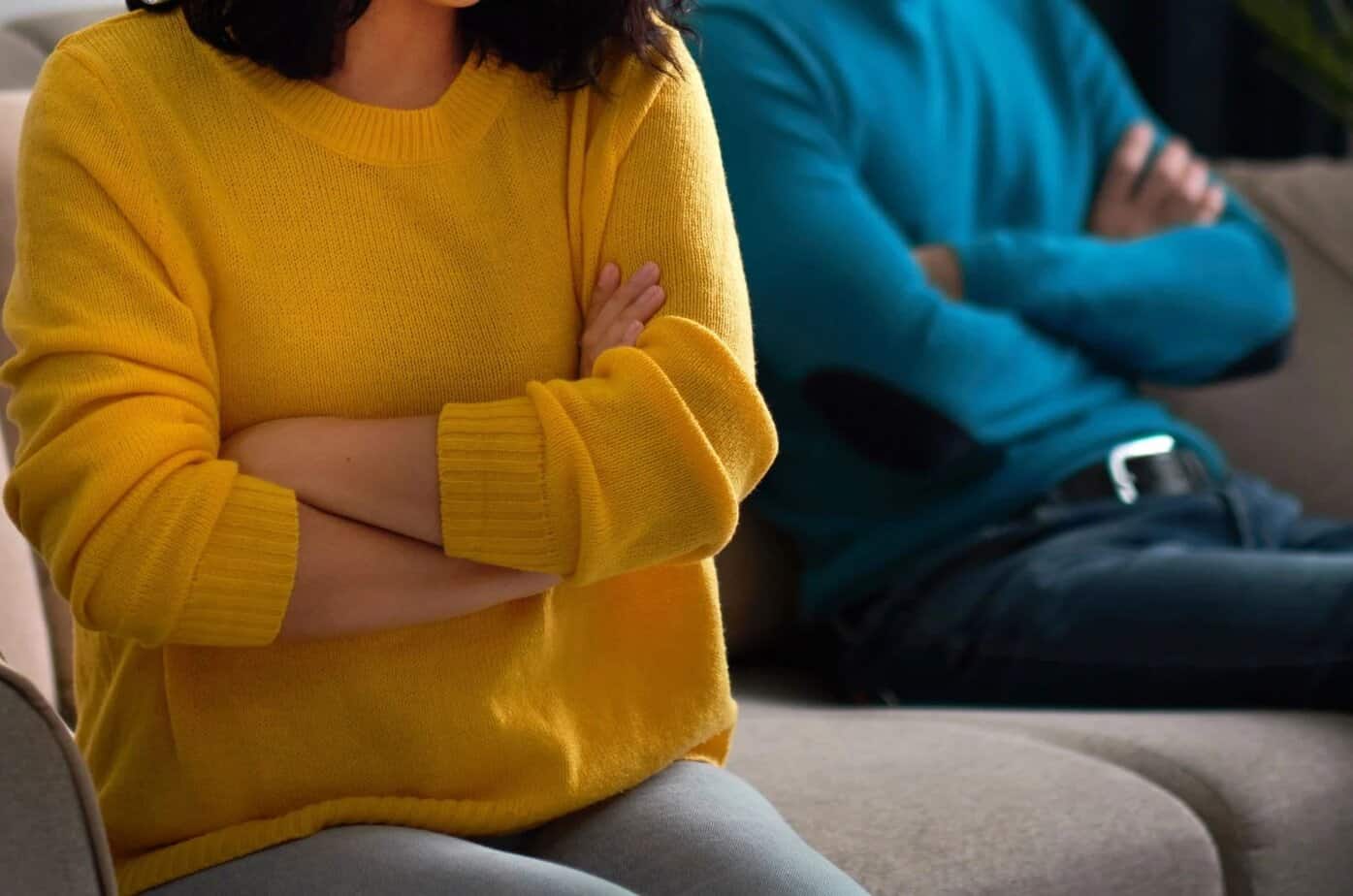 Aldersforskjell i kjærlighet: klisjeer, fordommer og sannheten bak dem paar im streit