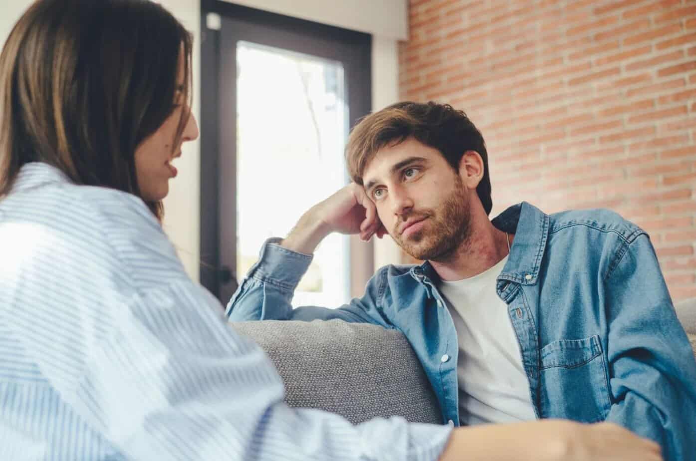Paar sitzt auf einer Couch und redet