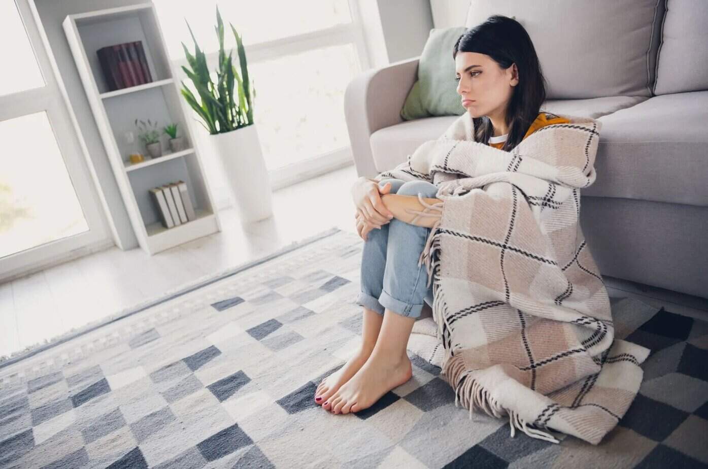 traurige frau sitzt am boden