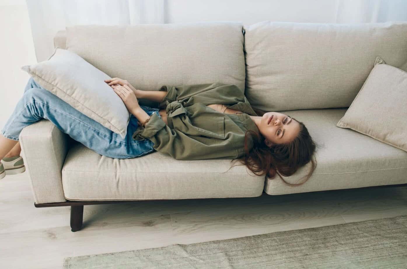 junge Frau liegt auf der Couch