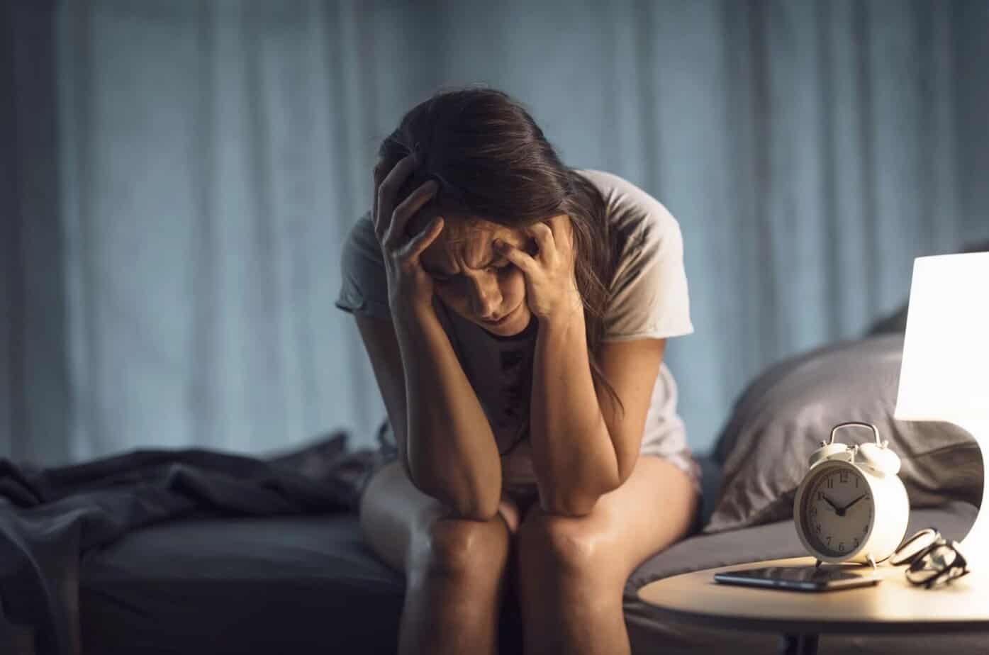 Dette er hva som skjer med deg hvis du holder fast ved en narsissist for lenge Frau weint auf dem Bett