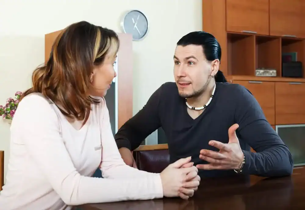 Ein Mann und eine Frau streiten sich im Haus