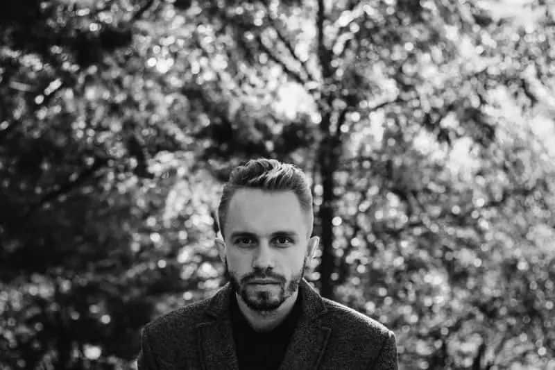 ein ernster Mann in der Natur