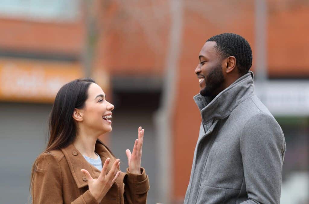 Frau und Mann unterhalten sich auf der Straße