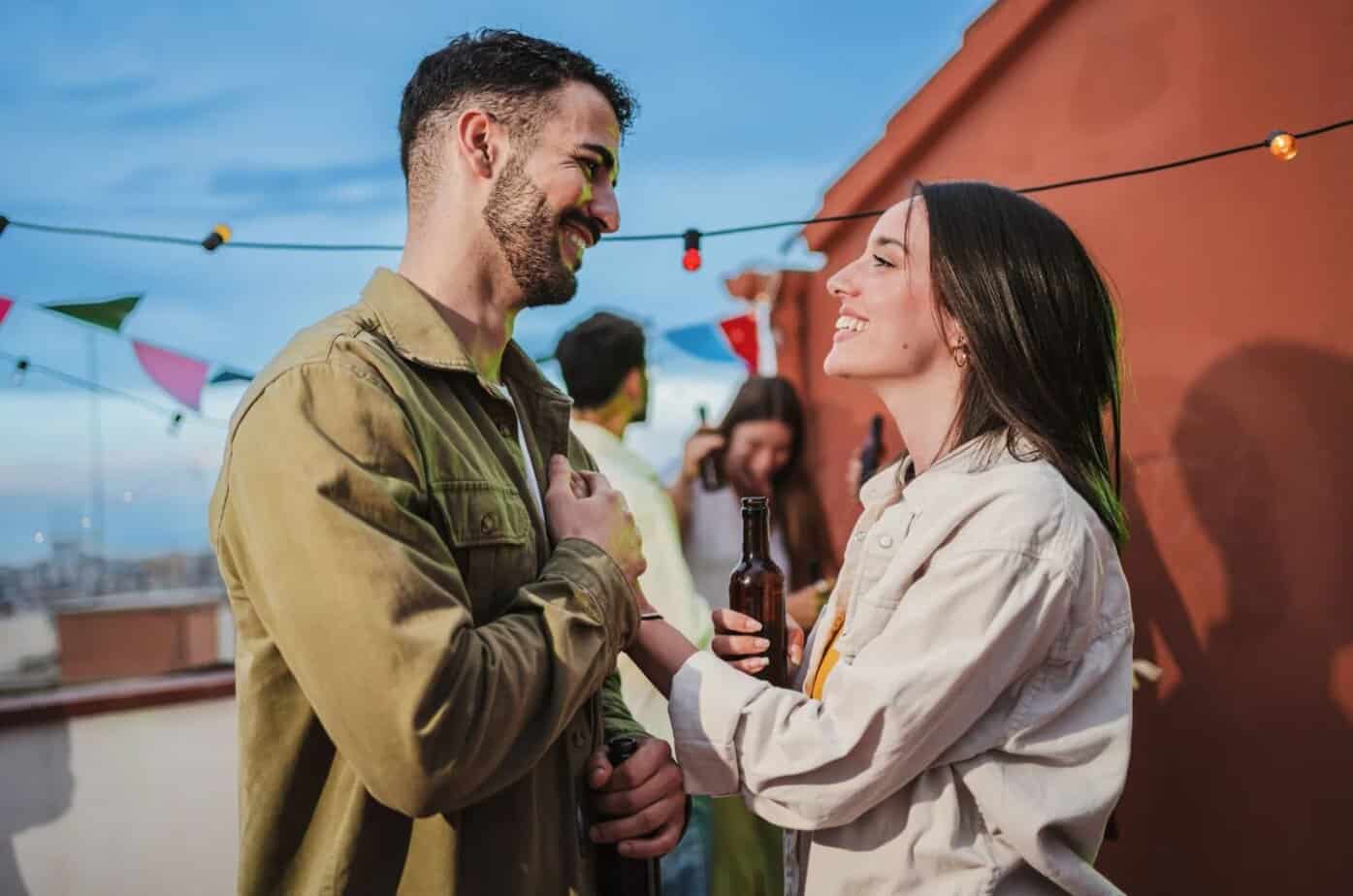 Lächelndes junges Paar beim Flirten