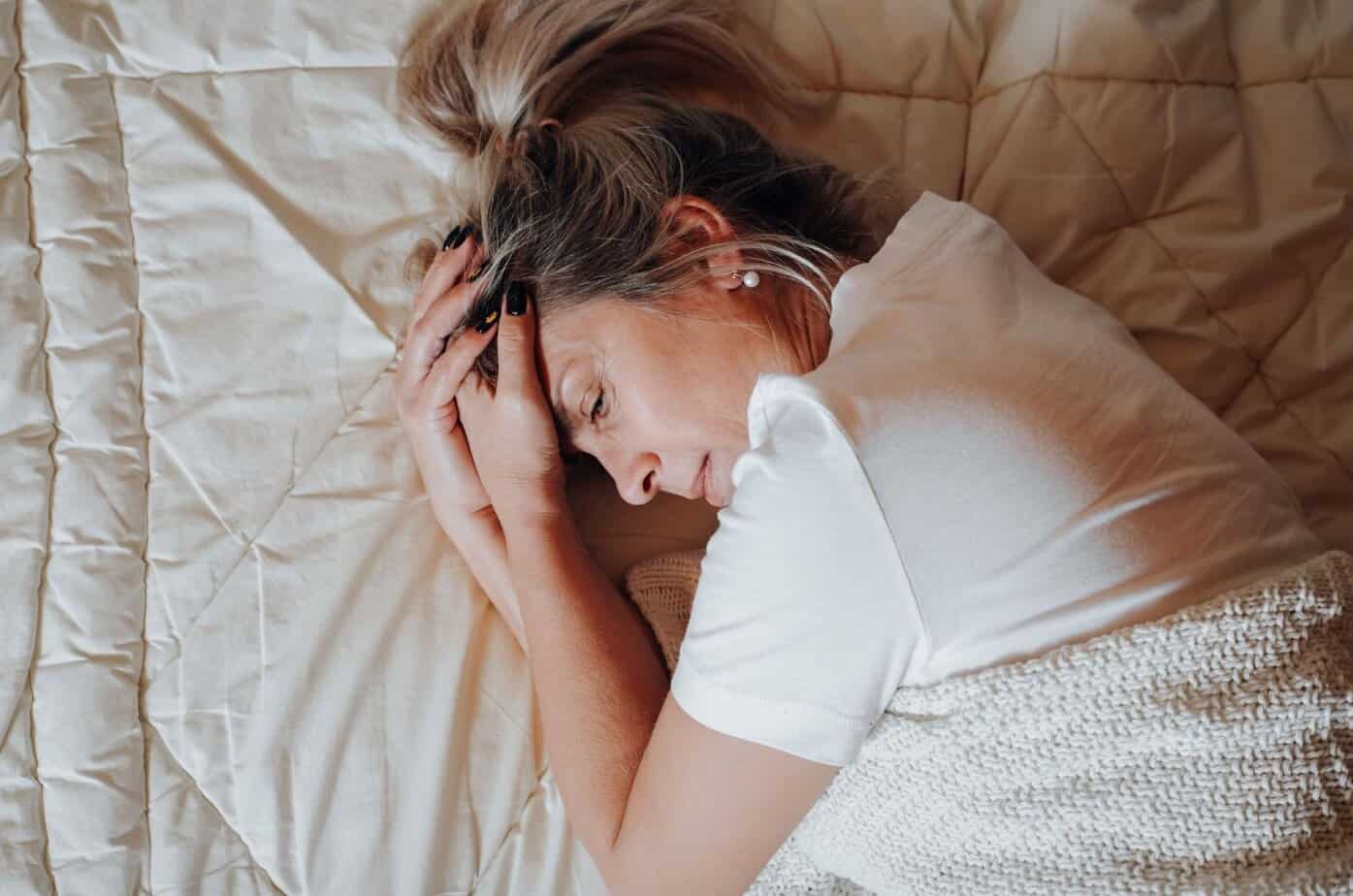 Flukt fra hans mørke: Din vei ut av kjærligheten med en narsissist frau liegt wach im bett