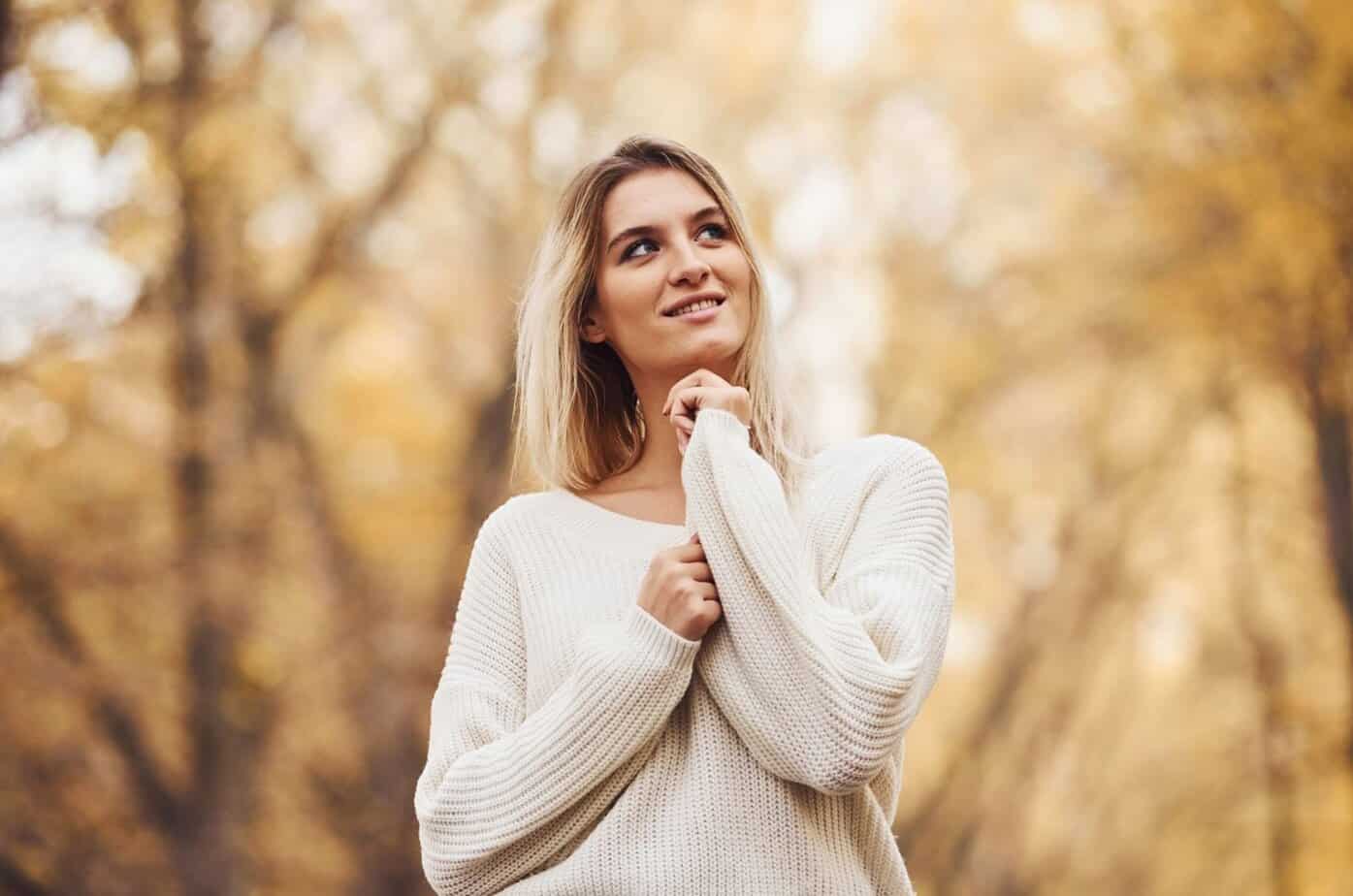 Flukt fra hans mørke: Din vei ut av kjærligheten med en narsissist frau blickt nach oben