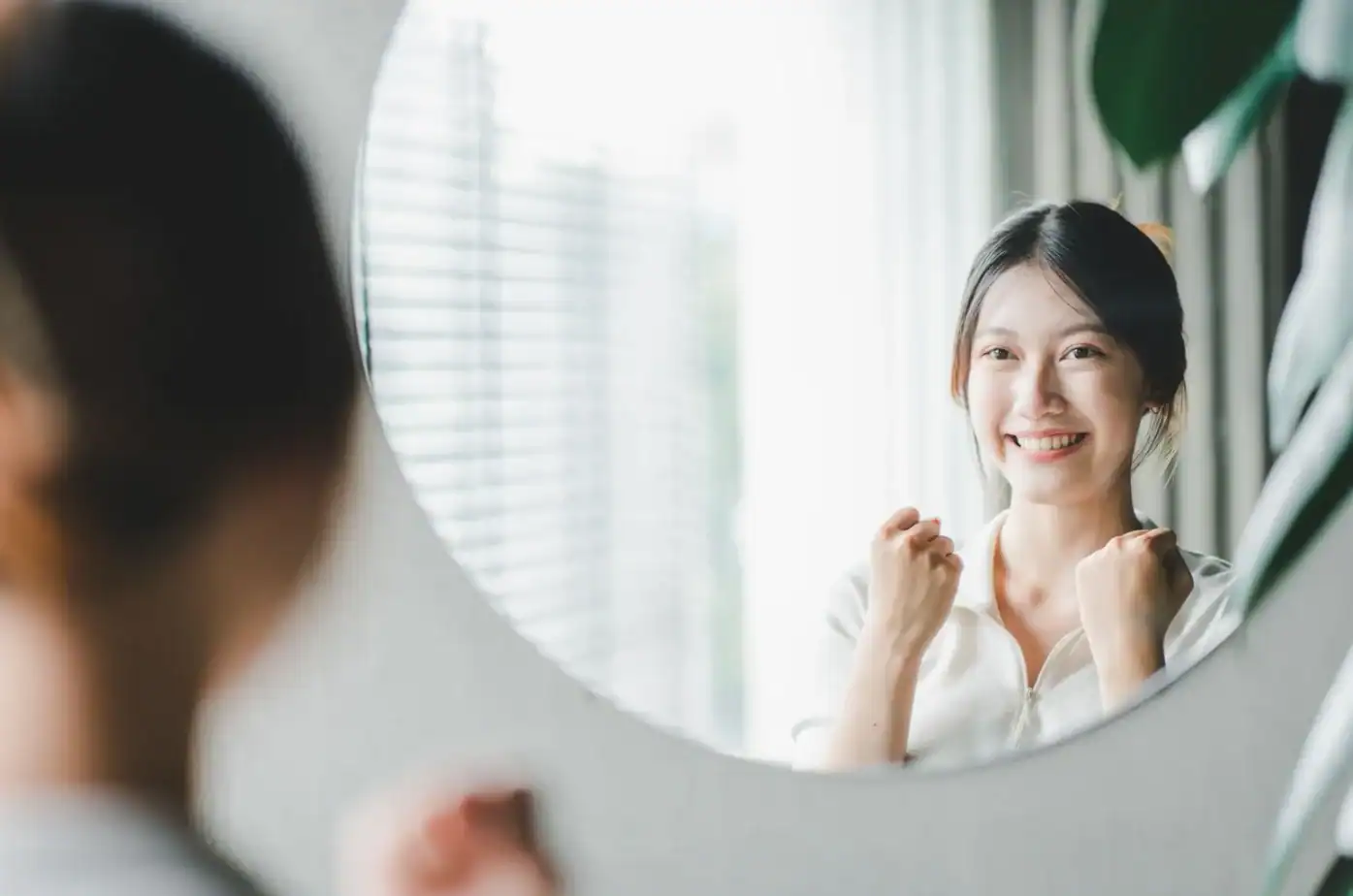 Frau arbeitet an sich