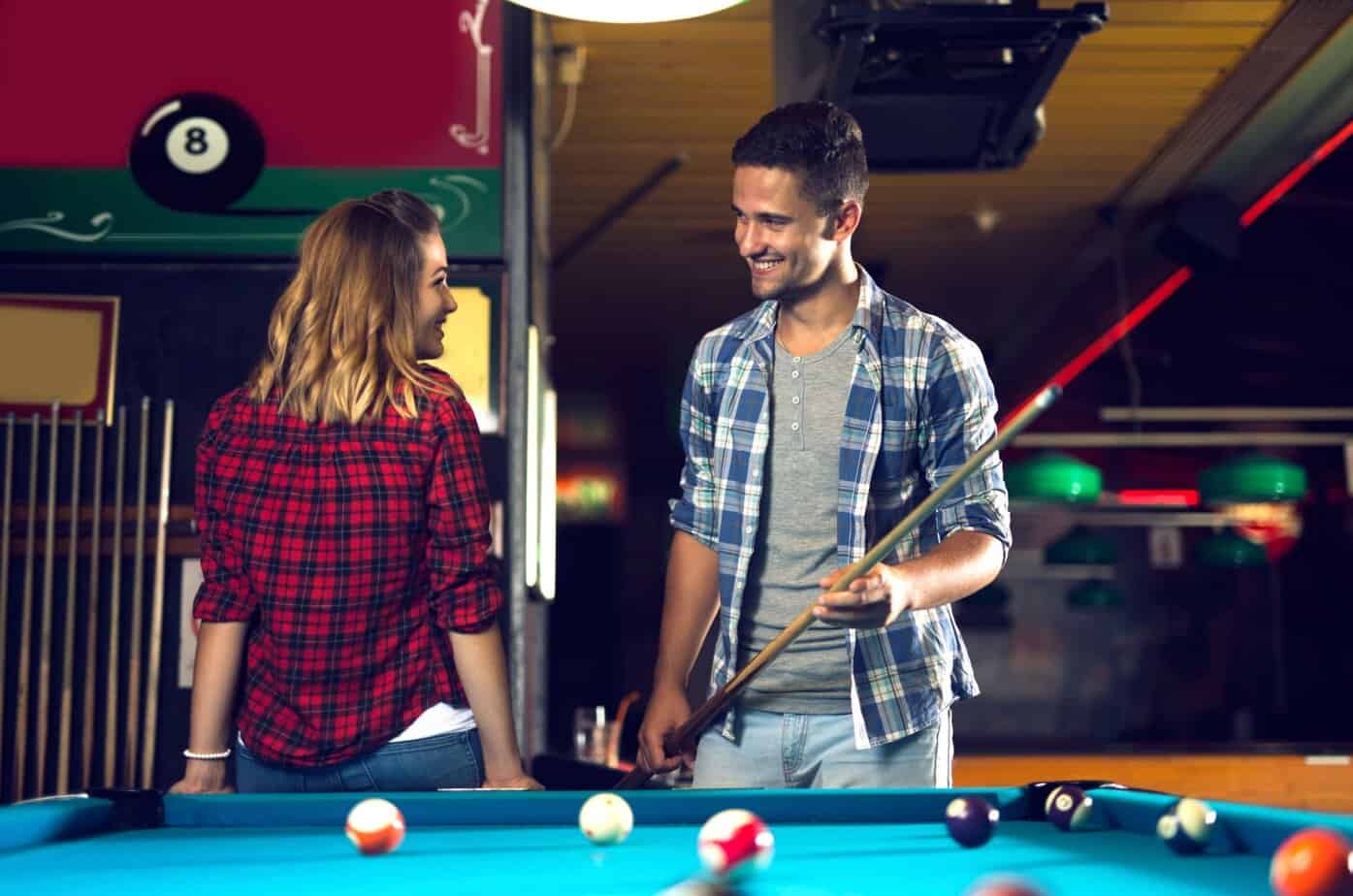 Frau flirtet mit Mann