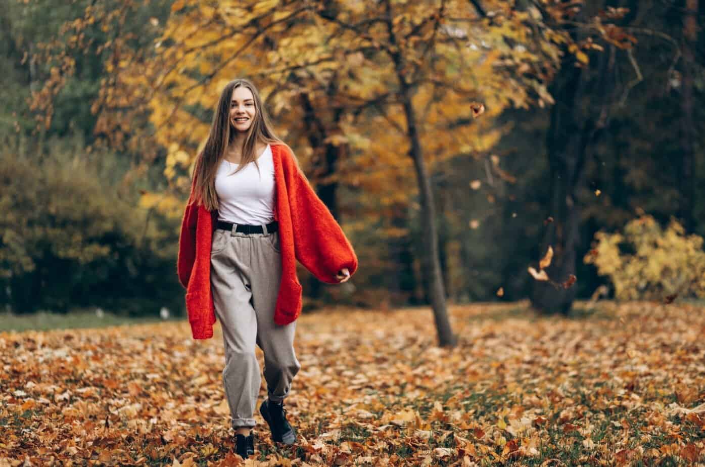 Frau geht im Herbst spazieren