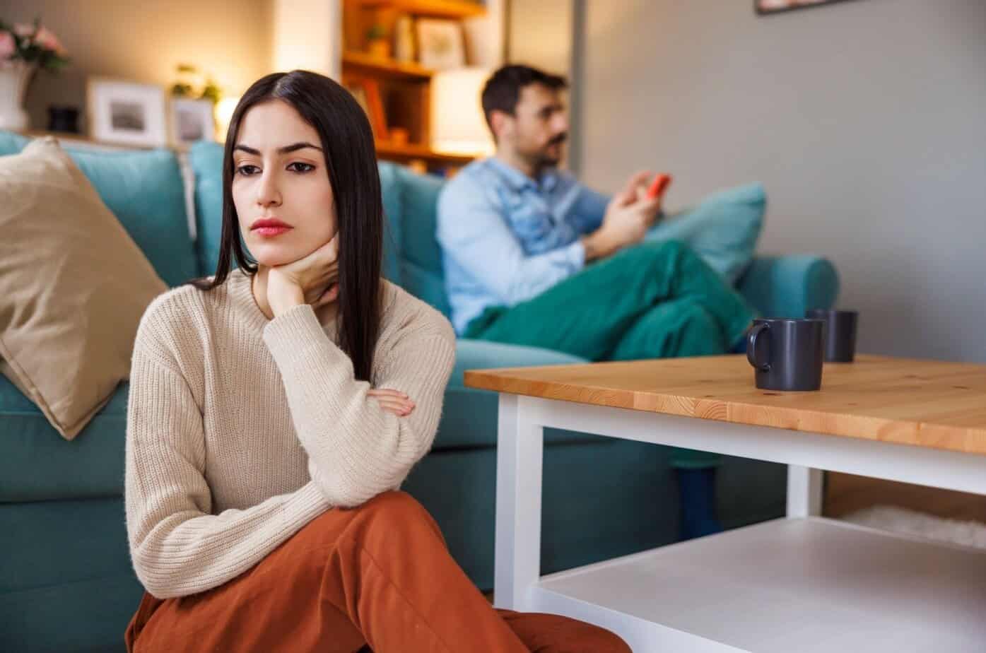 frau denkt ueber beziehung nach