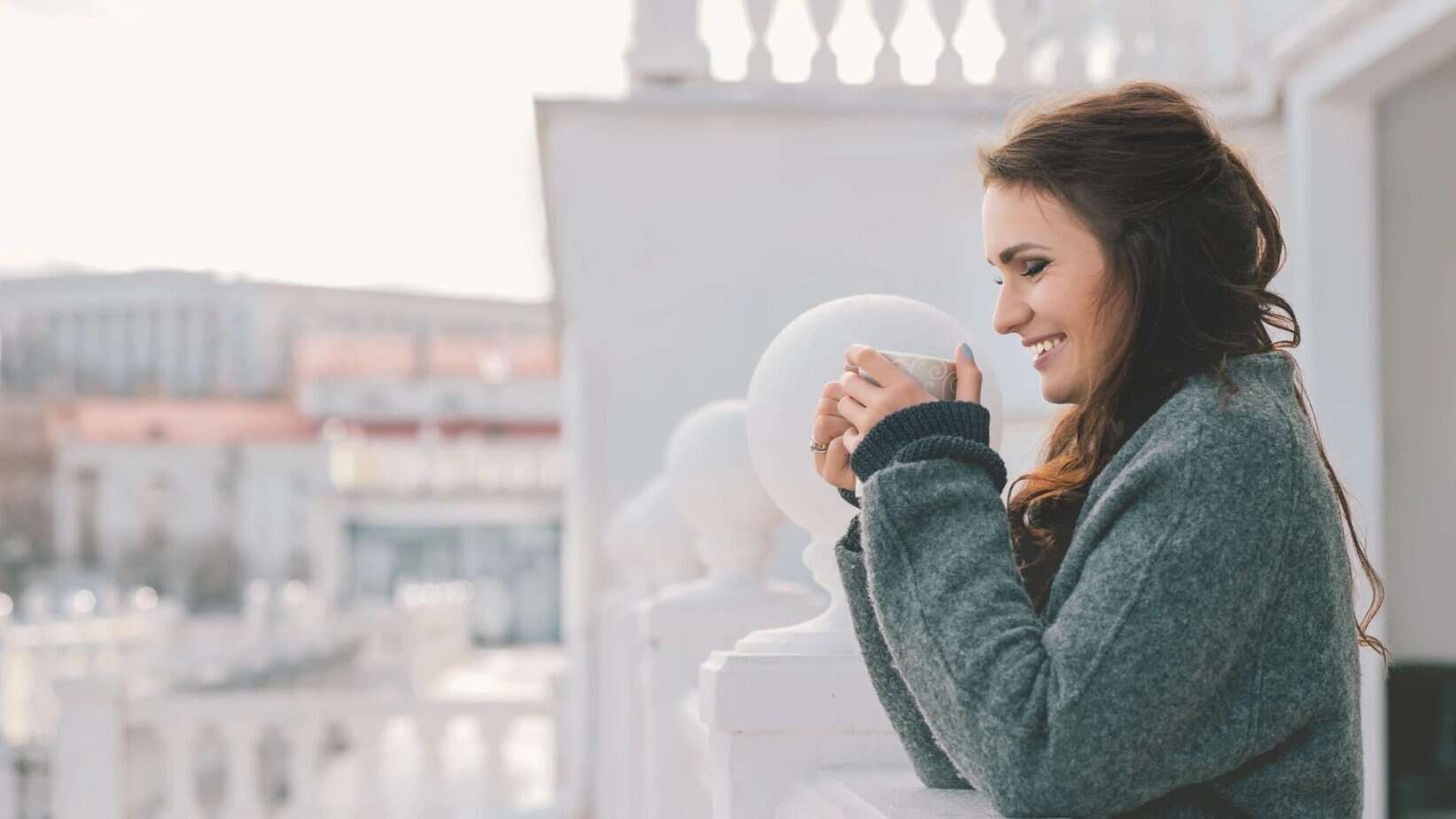 glueckliche denkende Frau