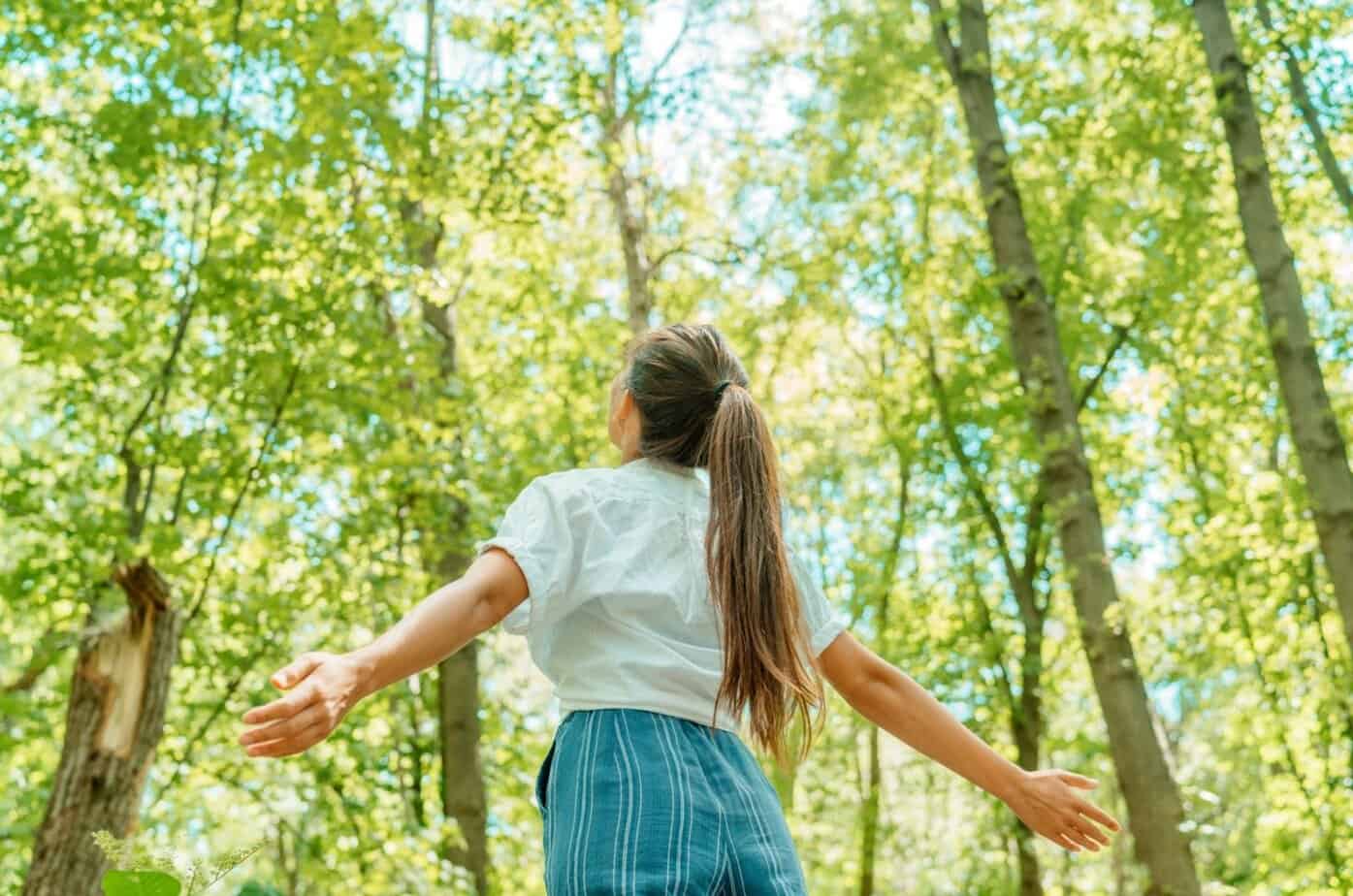 Frau geht in der Natur spazieren