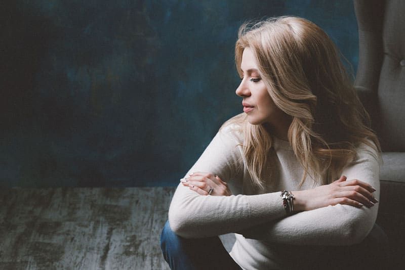 junge traurige blonde Frau