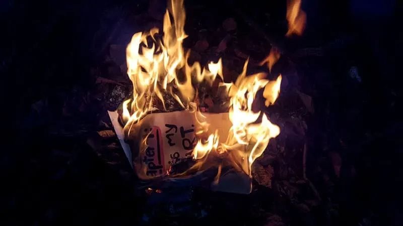 Brief brennt in der Dunkelheit