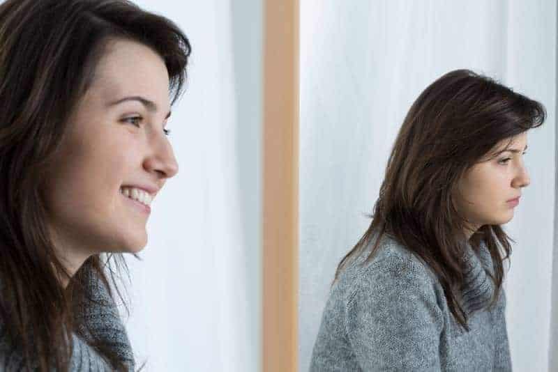 Bild des verärgerten Mädchens mit falschem Lächeln