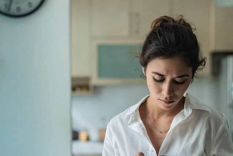 Hjertet mitt har blitt knust ofte nok - det er på tide med nye regler Eine besorgte Frau starrt auf den Küchenboden