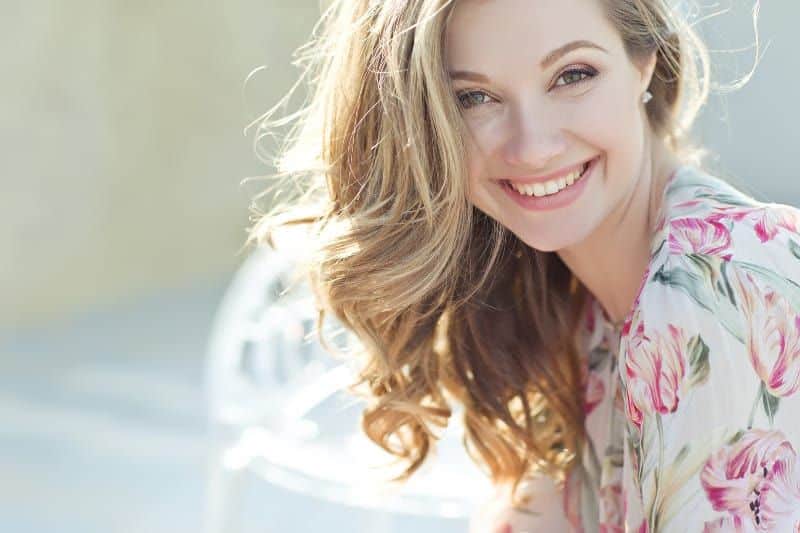 ein schönes lächelndes Mädchen