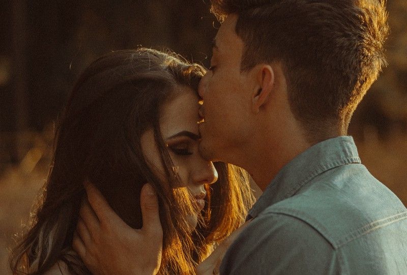 Ein Mann küsst eine Frau auf die Stirn(1)