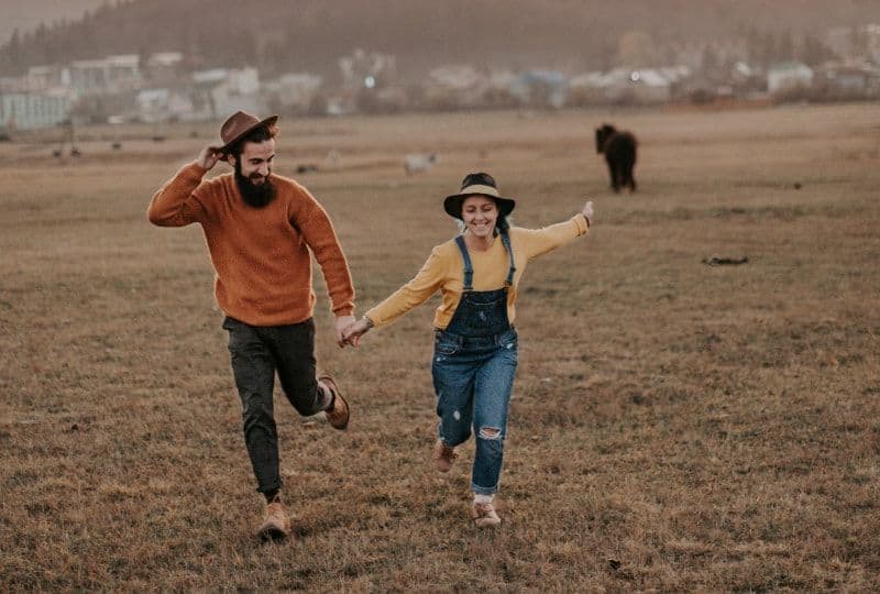 Ein Paar, das Spaß auf dem Feld hat