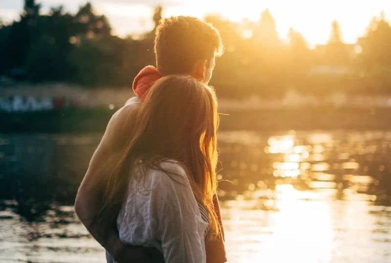 ein paar spazieren am see entlang