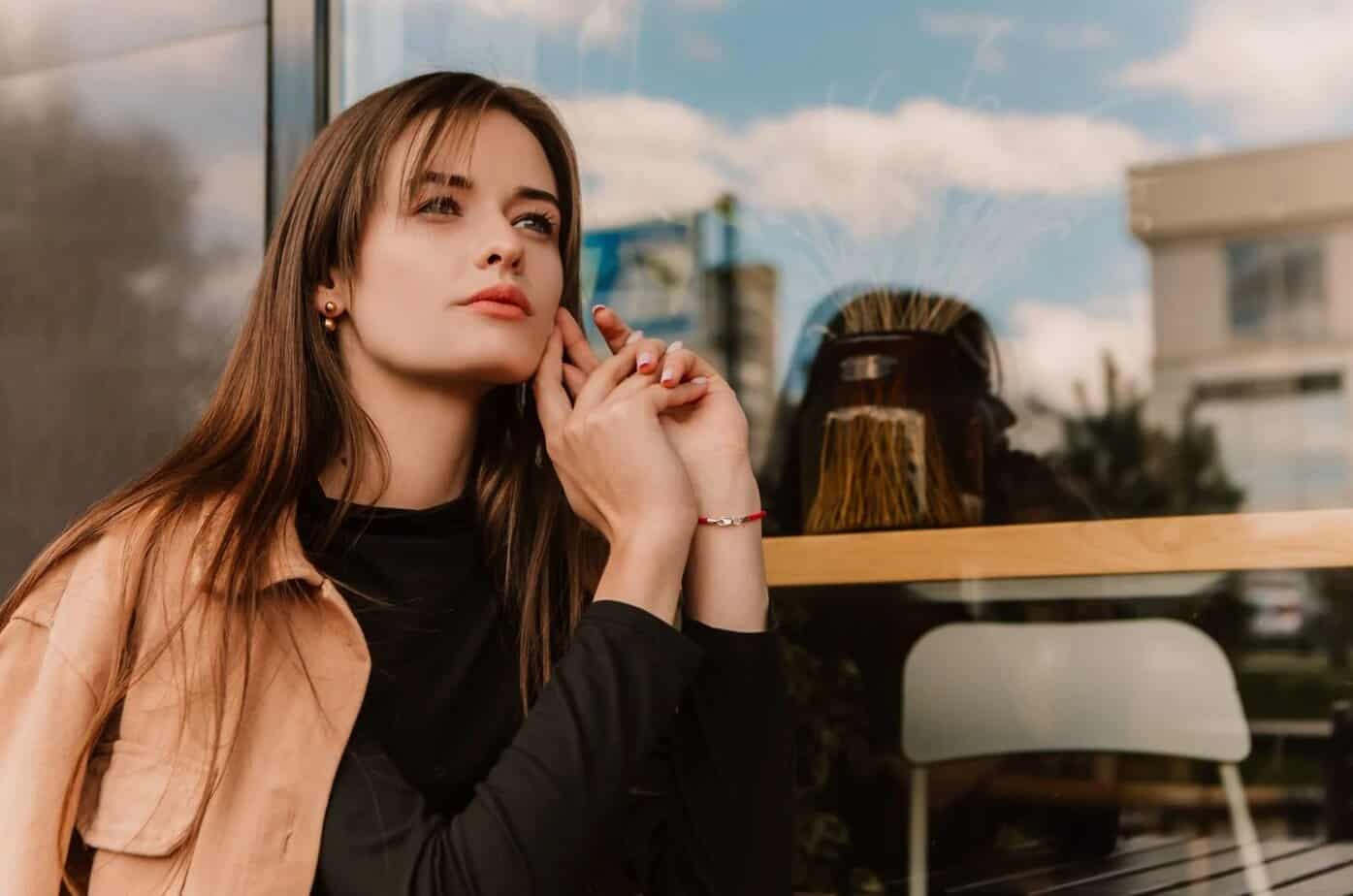 Hvordan jeg frigjorde meg fra en sosiopats klør og fikk livet mitt tilbake frau sitzt und denkt nach