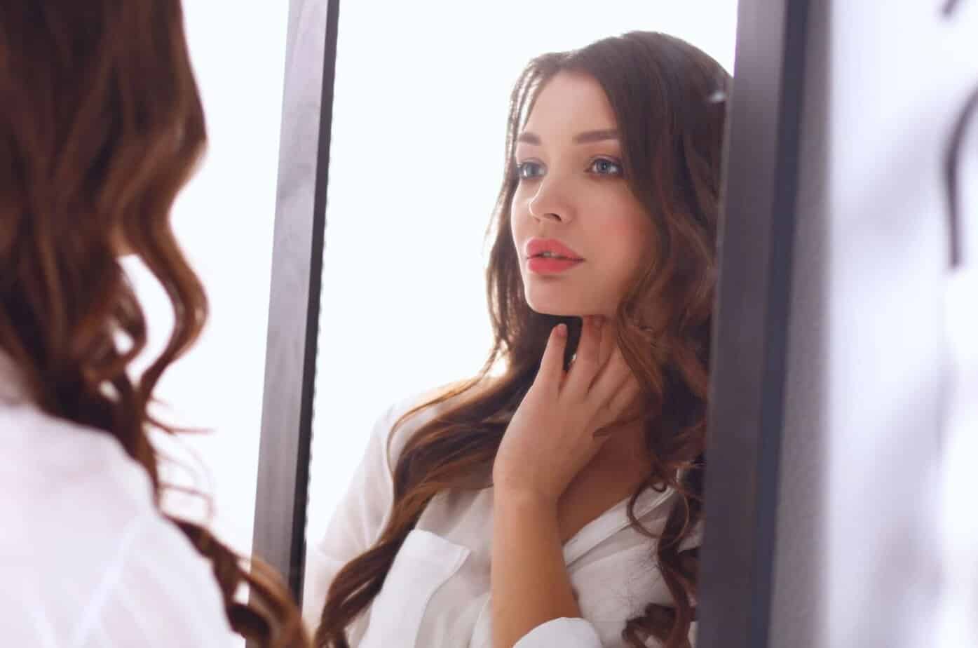 Hvordan jeg frigjorde meg fra en sosiopats klør og fikk livet mitt tilbake frau steht vor spiegel