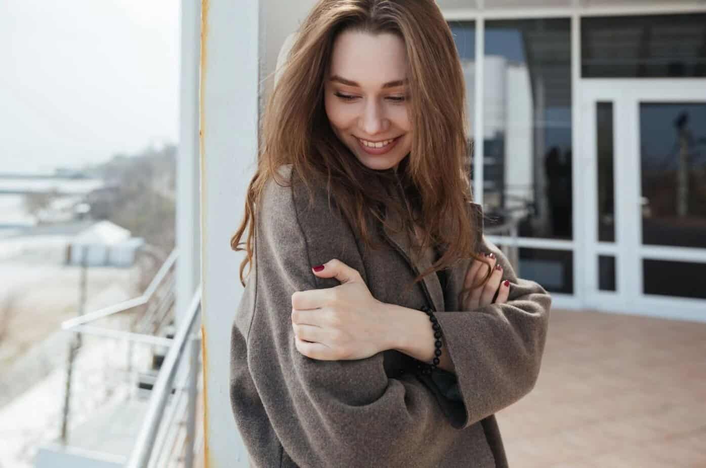 Hvordan jeg frigjorde meg fra en sosiopats klør og fikk livet mitt tilbake frau umarmt sich selbst