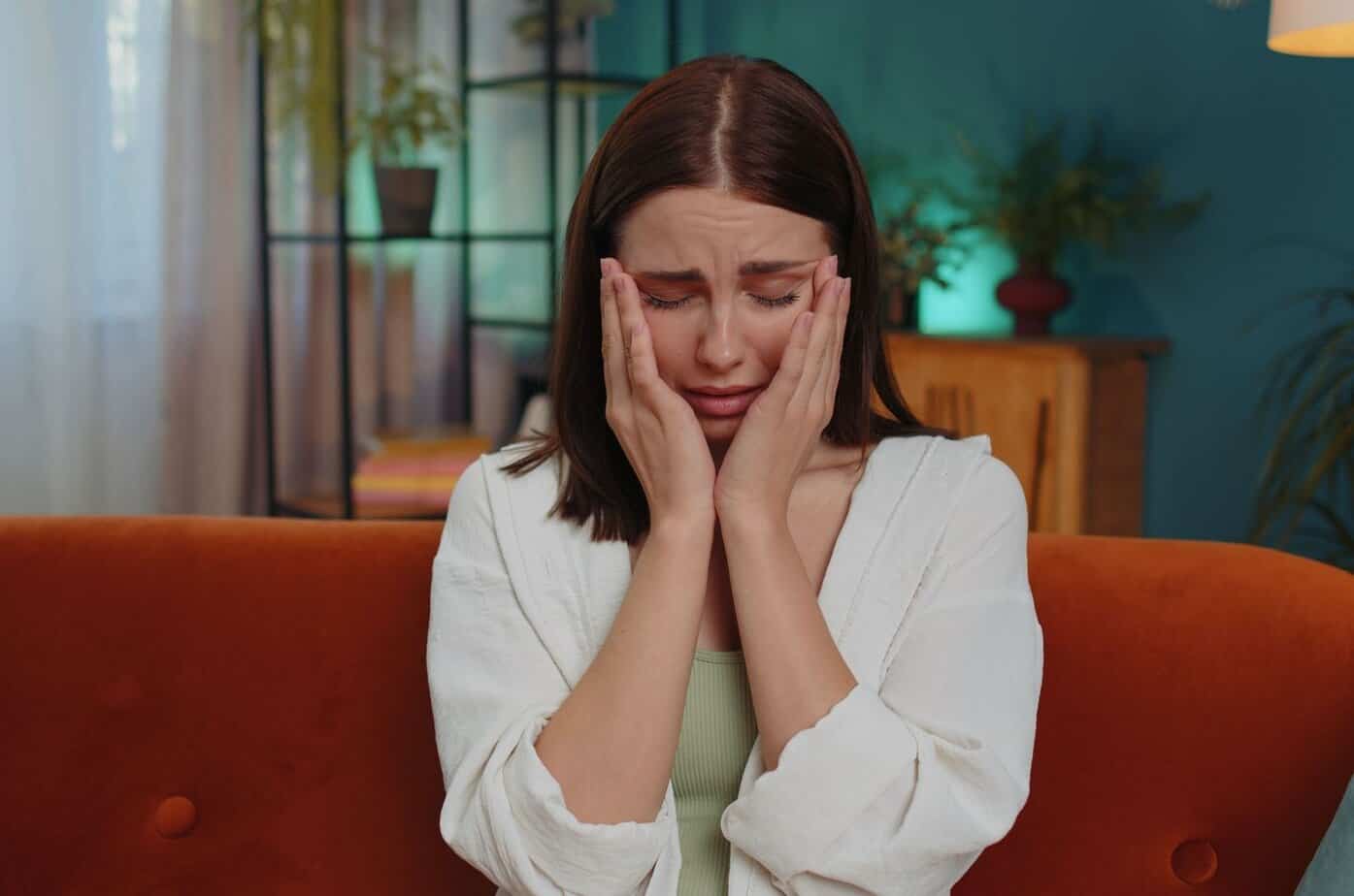 Hvorfor det er så smertefullt å bryte med en narsissist, og hvordan du kan komme deg gjennom det frau weint nach trennung