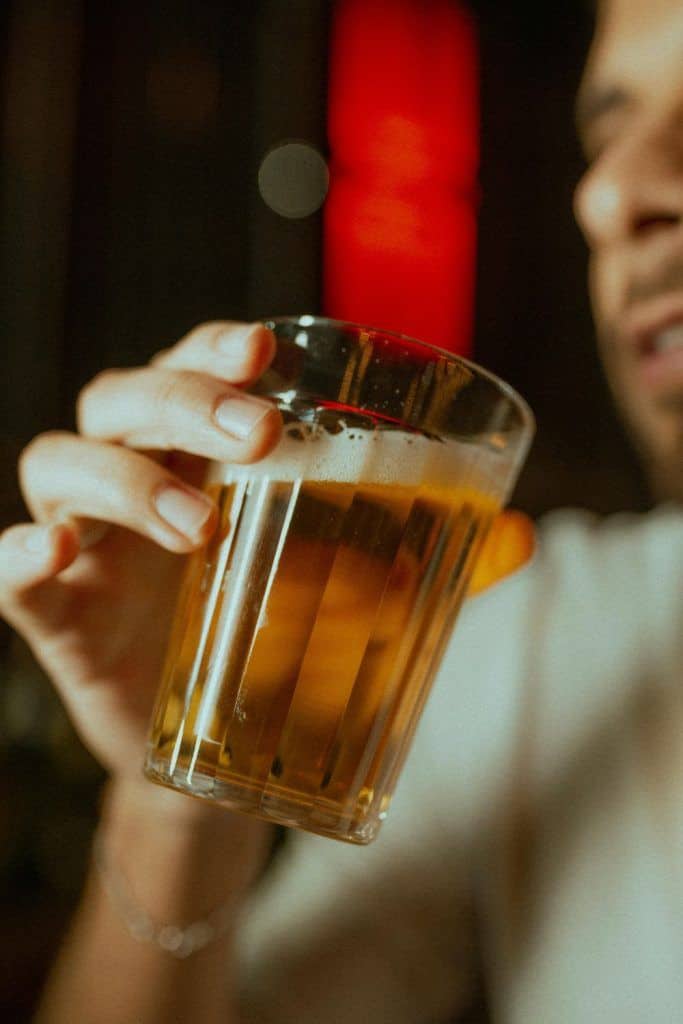 Hvorfor narsissister så ofte tyr til alkohol