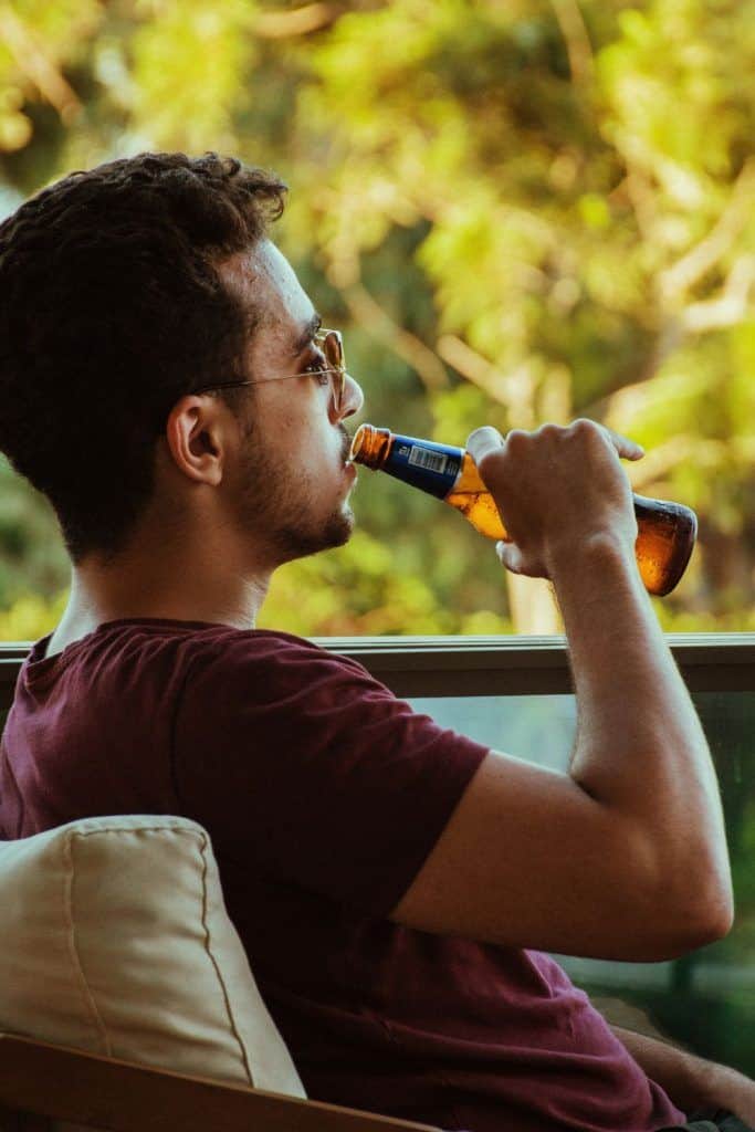 Hvorfor narsissister så ofte tyr til alkohol