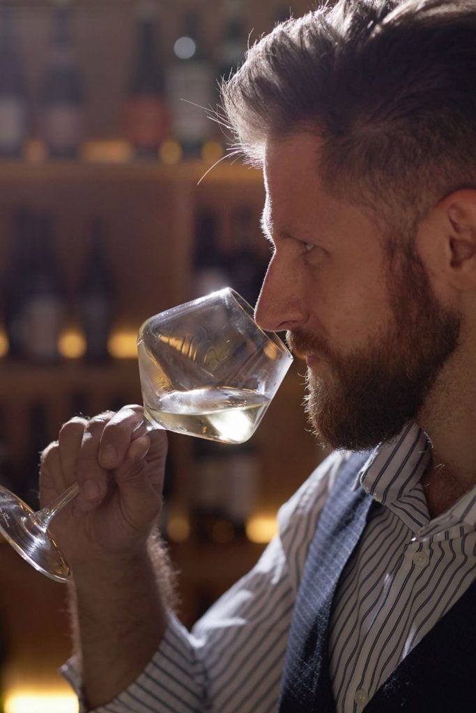 Hvorfor narsissister så ofte tyr til alkohol