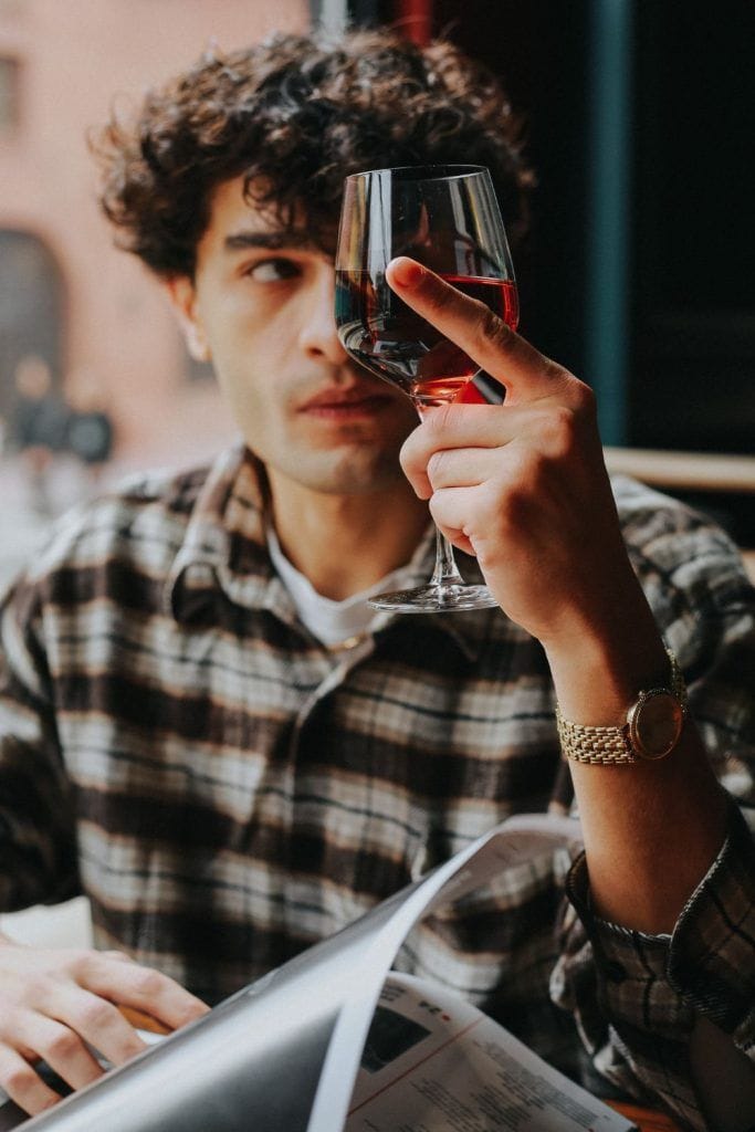 Hvorfor narsissister så ofte tyr til alkohol